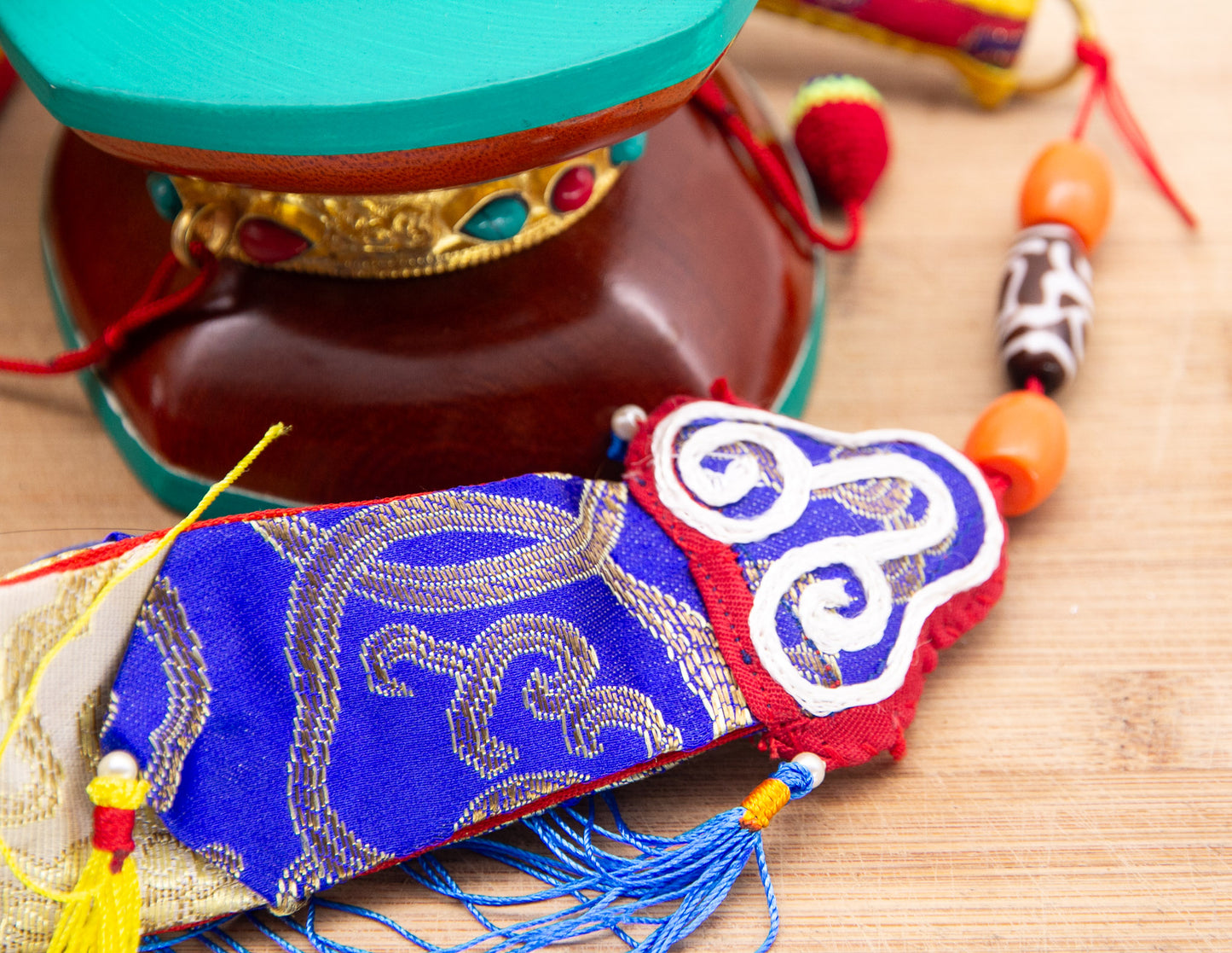 Traditioneller Damaru – Goldener Ring – rotes und grünes Hülle