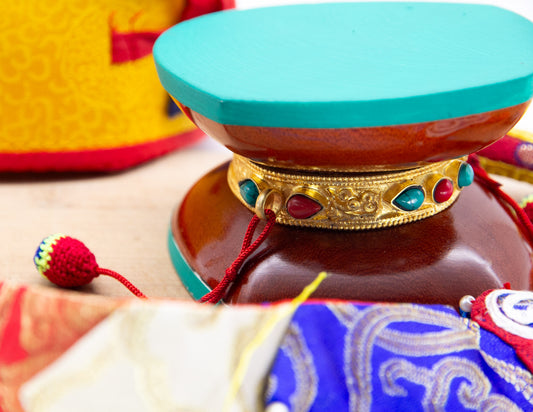Traditioneller Damaru – Goldener Ring – Gelb Hülle