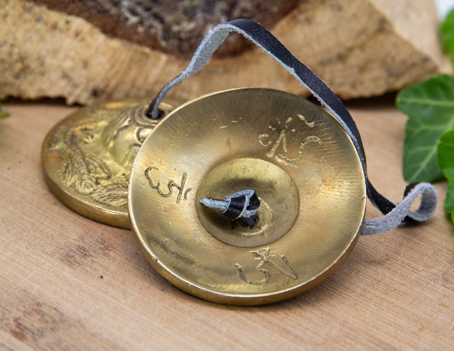 Bronzene Drachen-Tingshas mit rotem Etui