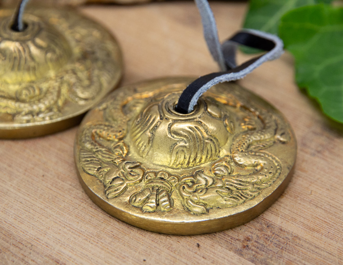 Bronzene Drachen-Tingshas mit rotem Etui