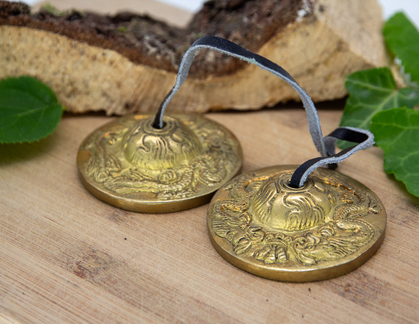 Bronzene Drachen-Tingshas mit rotem Etui