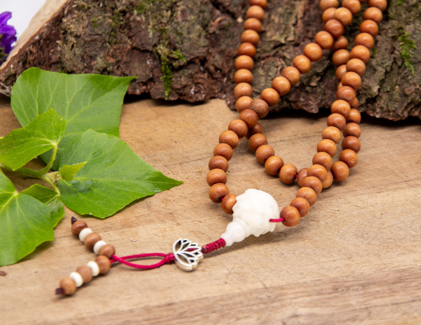 Klassische Mala aus Sandelholz und Lotus-Guru-Perle 8 mm