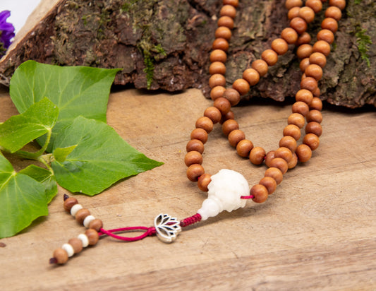 Klassische Mala aus Sandelholz und Lotus-Guru-Perle 8 mm