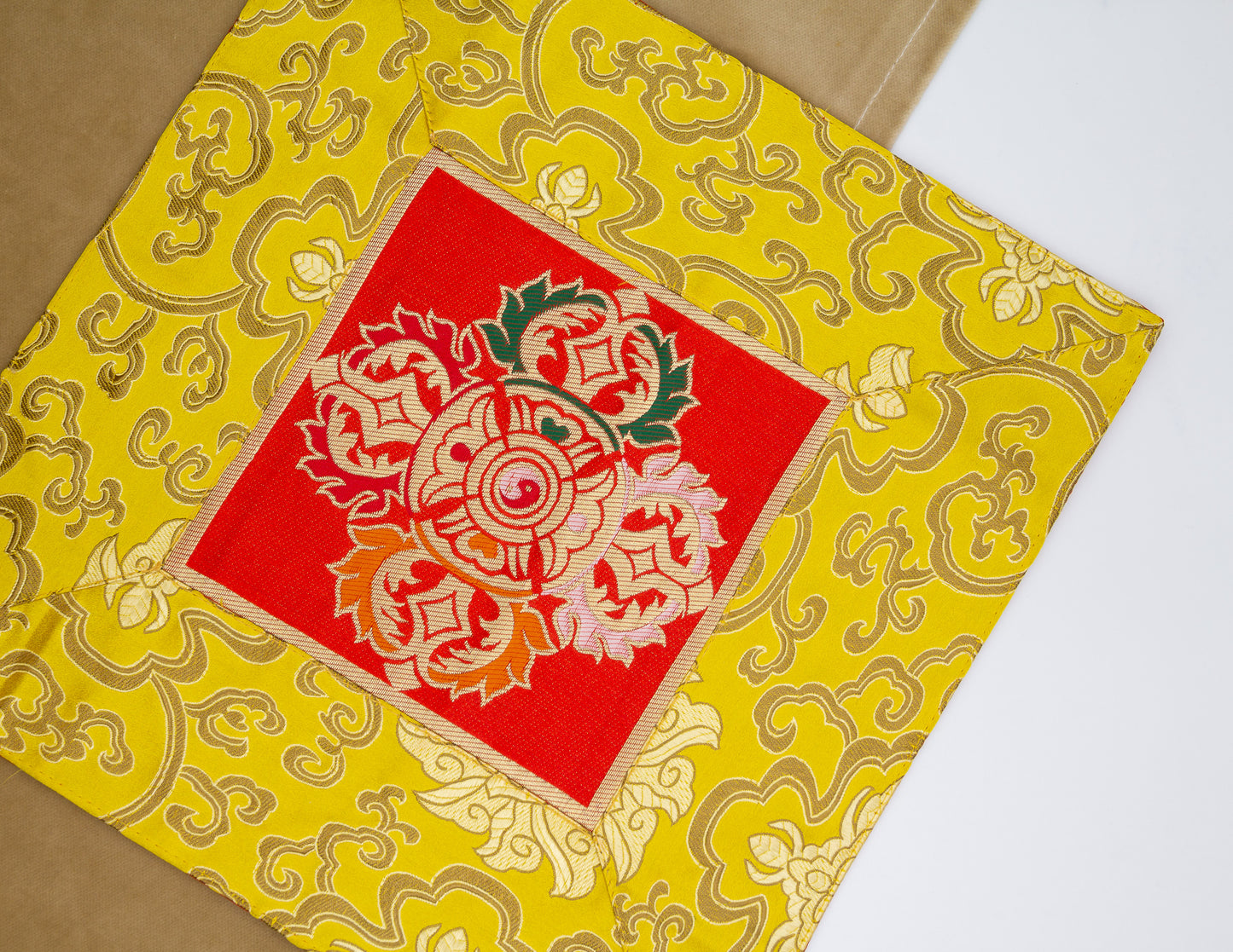 Quadratisches Brokattuch / Glocke &amp; Dorje-Matte – Gelb &amp; Rot