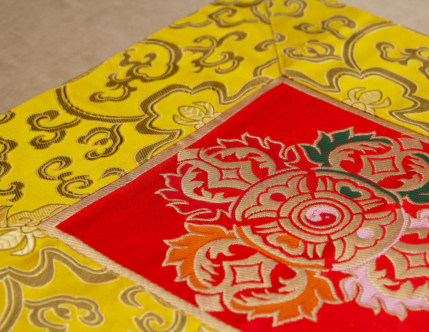Quadratisches Brokattuch / Glocke &amp; Dorje-Matte – Gelb &amp; Rot