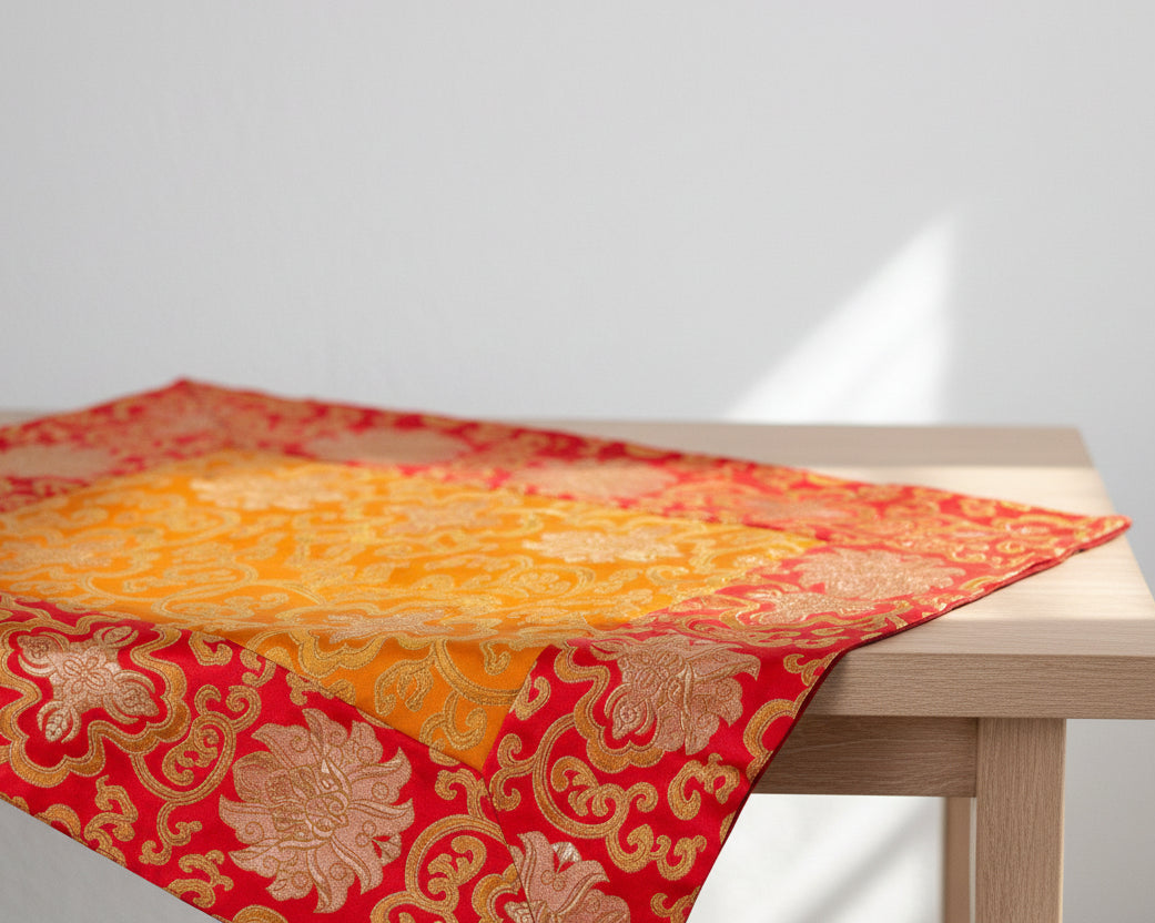Quadratisches Brokattuch / Übungstischdecke – Rot &amp; Orange