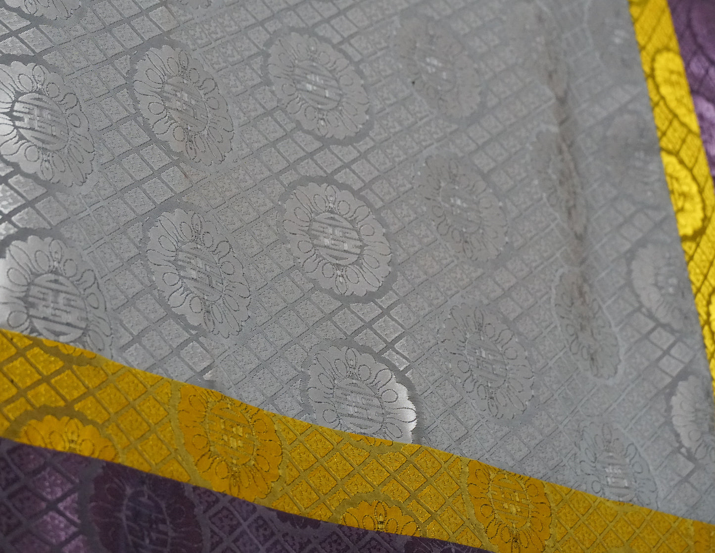 Quadratisches Brokattuch – Silber, Gelb &amp; Lila