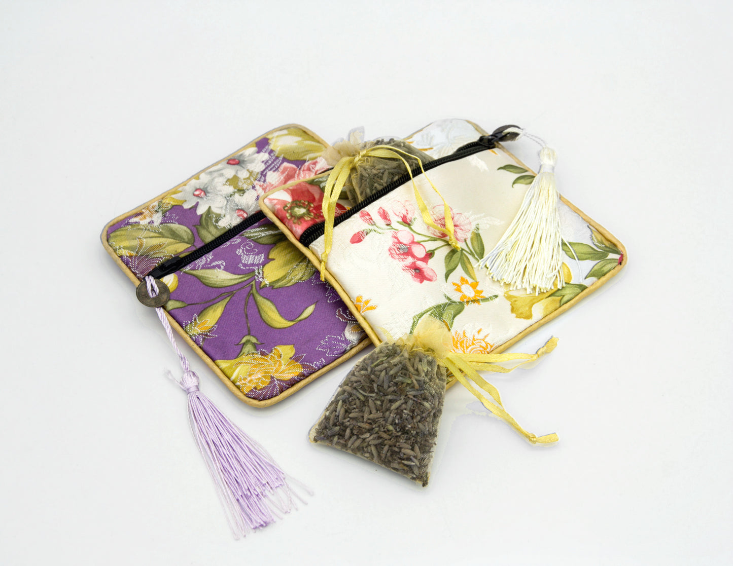 Seidige Geschenktasche mit getrocknetem Lavendel