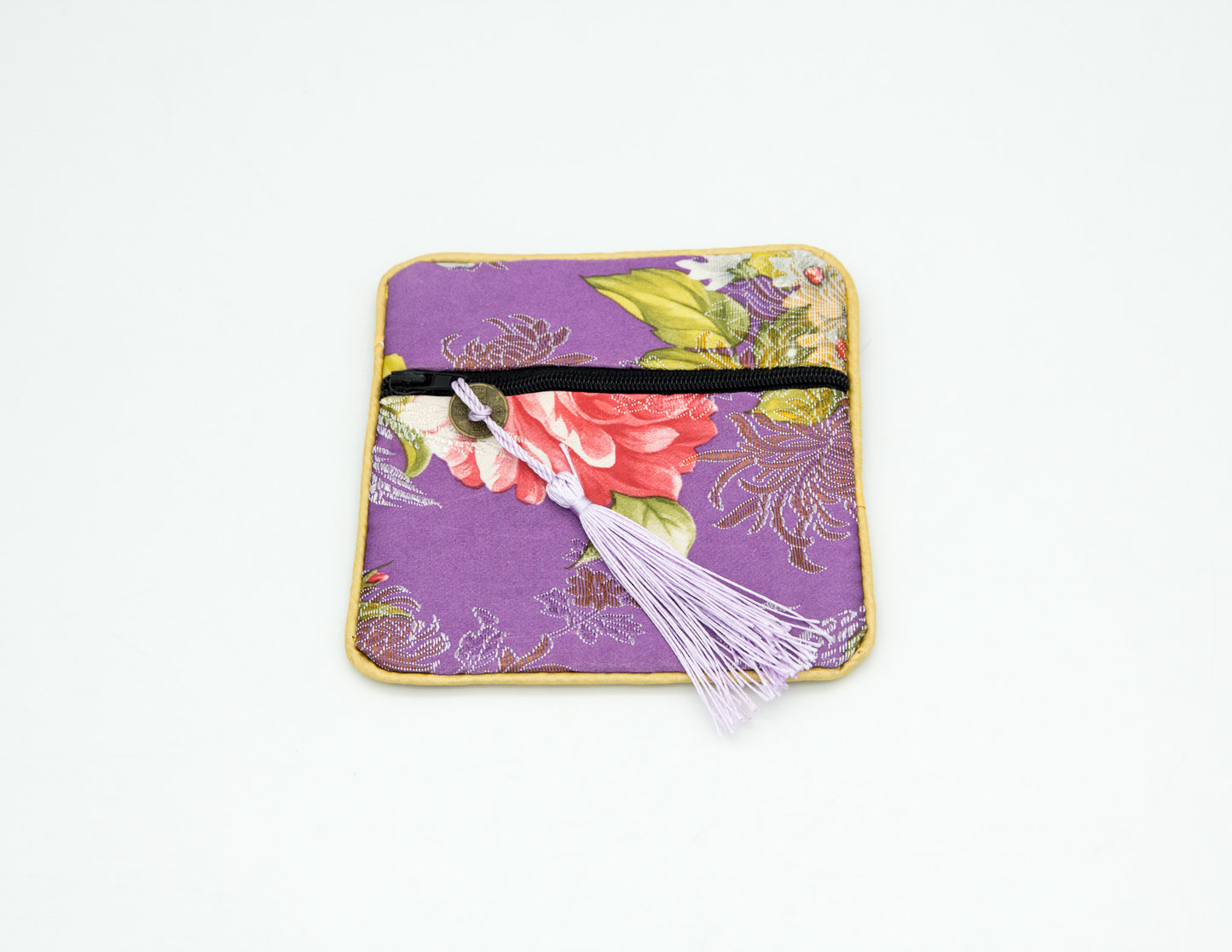 Seidige Geschenktasche mit getrocknetem Lavendel