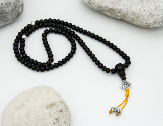 Schwarzes Rosenholz-Mala mit silbernem Lotus – 7 mm