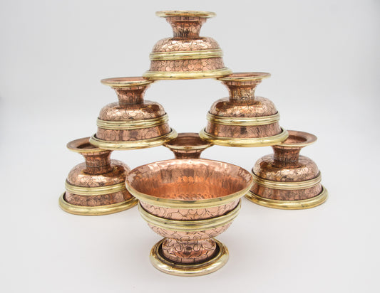 Graviertes Opferschalen-Set mit Fuß, poliertes Kupfer – 8 cm