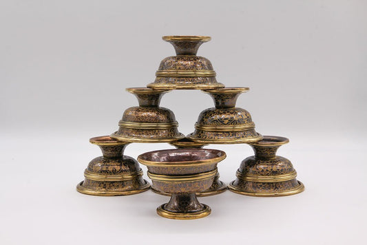 Graviertes Opferschalen-Set mit Fuß, oxidiertes Kupfer – 8 cm