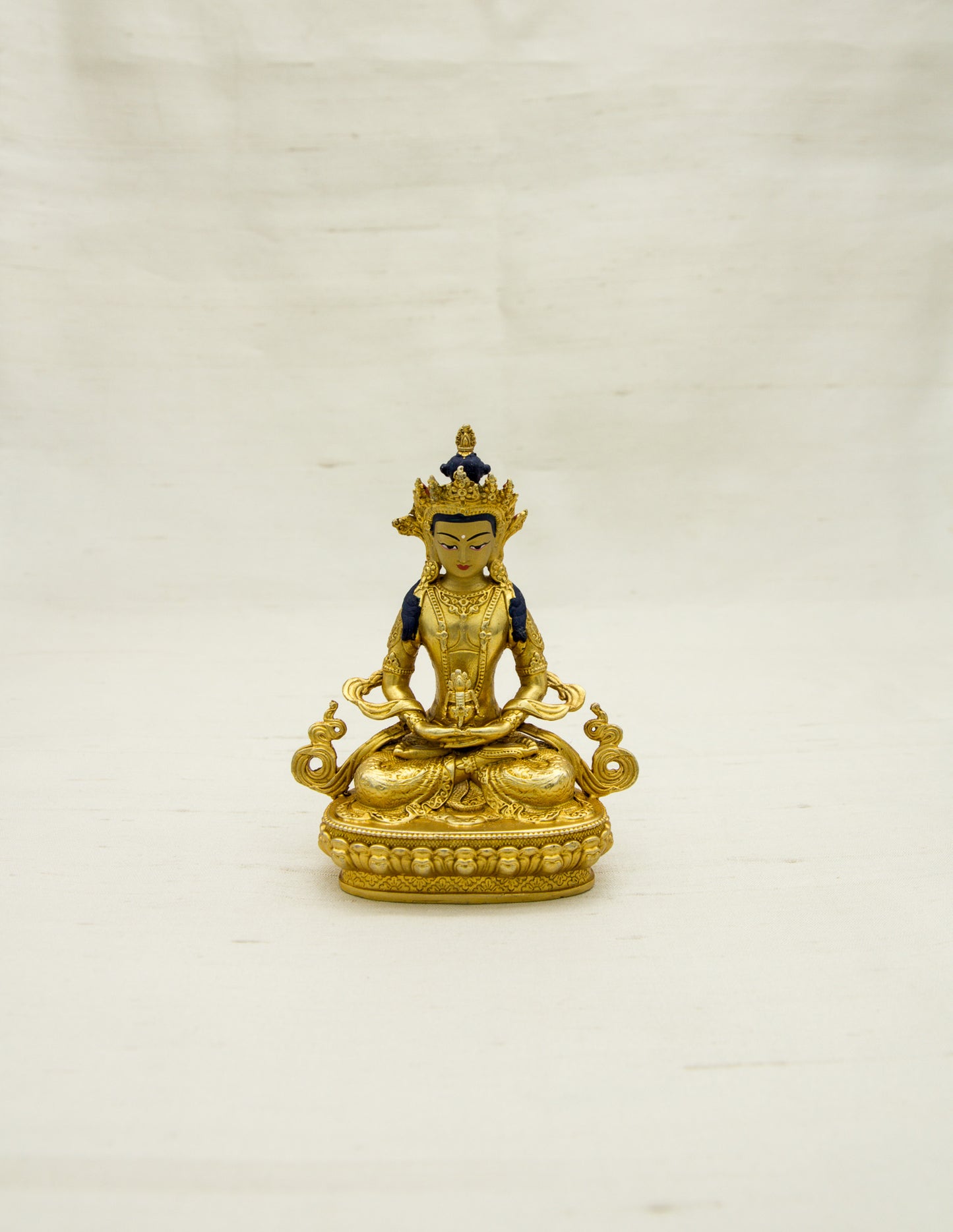 Kleine goldene Gottheitsstatuen