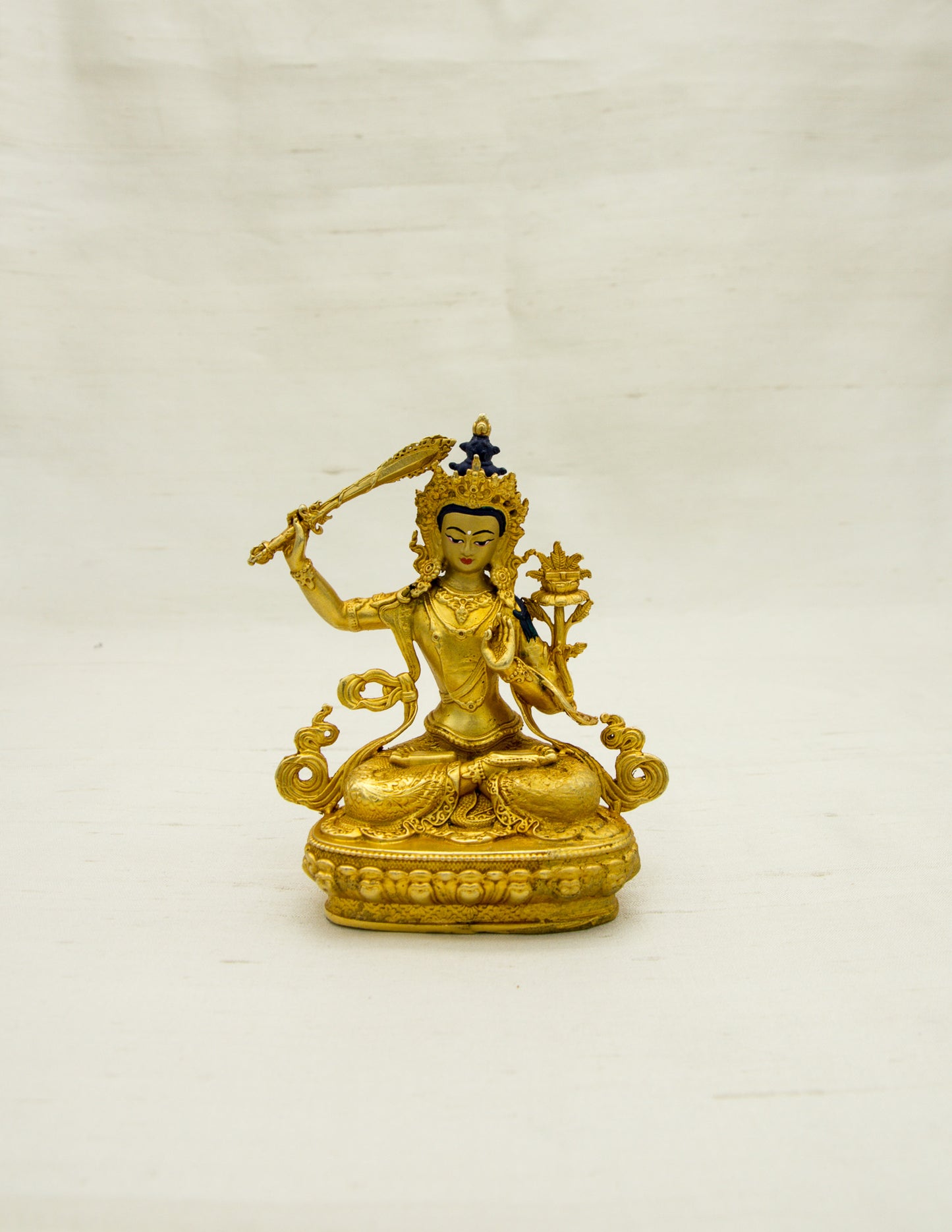 Kleine goldene Gottheitsstatuen