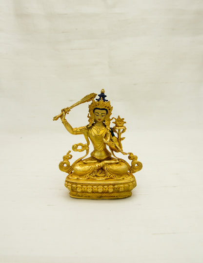 Kleine goldene Gottheitsstatuen