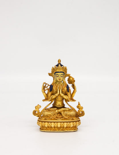 Kleine goldene Gottheitsstatuen