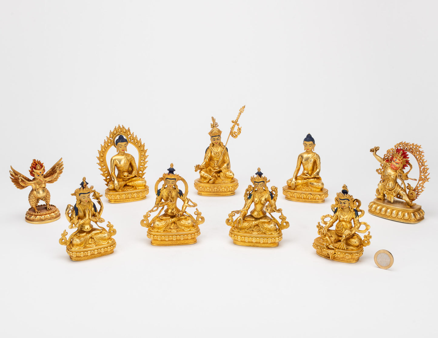 Kleine goldene Gottheitsstatuen
